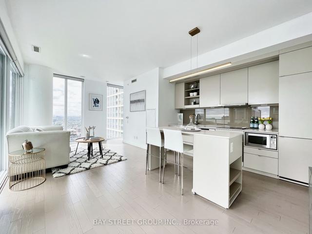 4009 - 101 Peter St, Condo with 2 bedrooms, 2 bathrooms and 1 parking in Toronto ON | Image 3