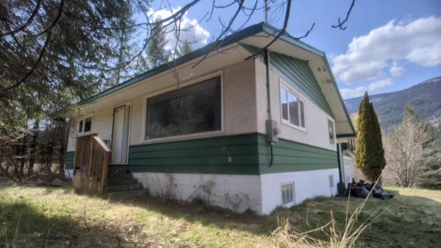 6771 Katelnikoff Road, House detached with 2 bedrooms, 1 bathrooms and null parking in Central Kootenay H BC | Image 2