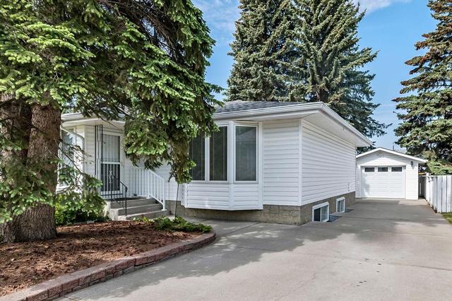 11015 Bradbury Drive Sw, House detached with 4 bedrooms, 2 bathrooms and 2 parking in Calgary AB | Image 2