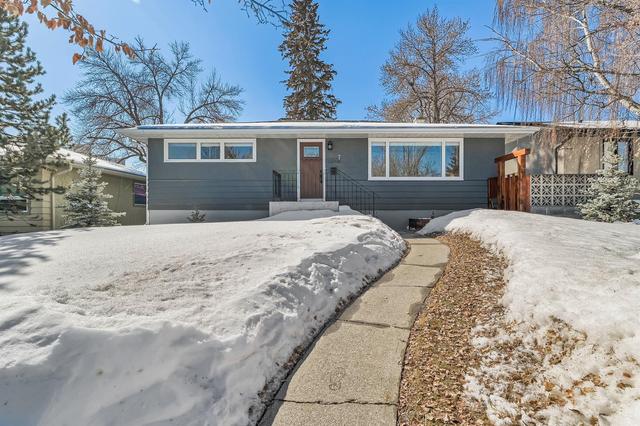 7 Manor Road Sw, House detached with 4 bedrooms, 2 bathrooms and 3 parking in Calgary AB | Image 1