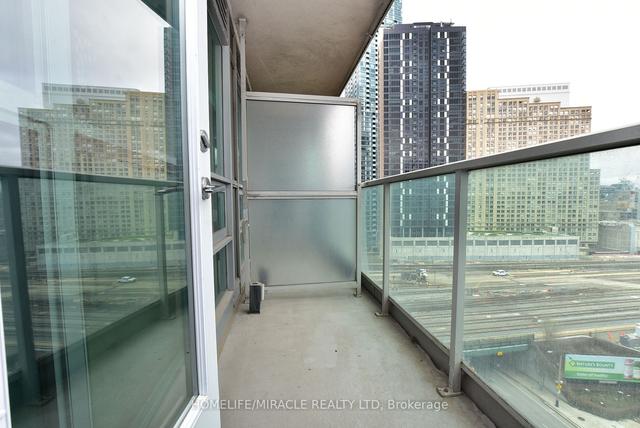 1209 - 18 Yonge St, Condo with 1 bedrooms, 2 bathrooms and 1 parking in Toronto ON | Image 5