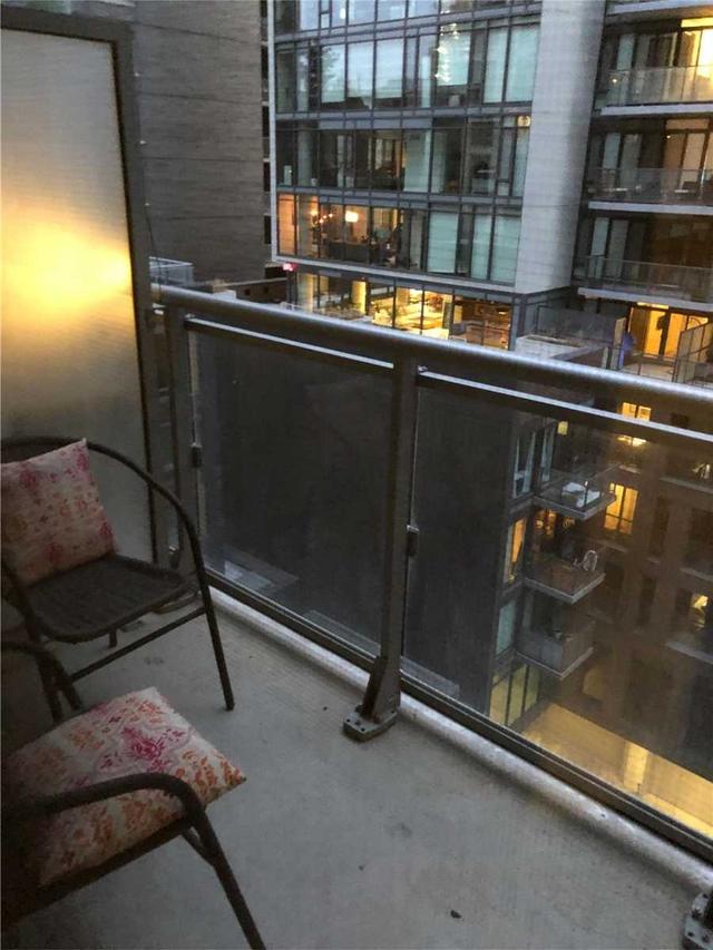 1034 - 525 Adelaide St W, Condo with 1 bedrooms, 2 bathrooms and 1 parking in Toronto ON | Image 4