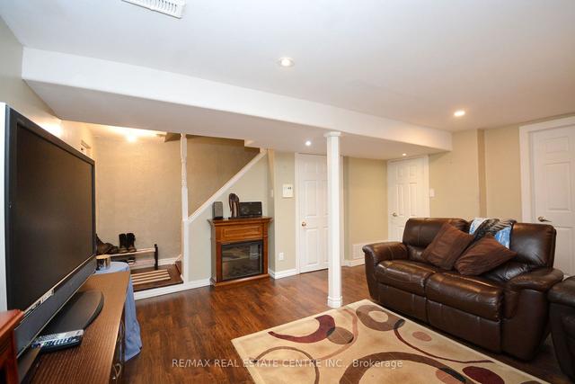 92 Courtleigh Sq, House attached with 3 bedrooms, 3 bathrooms and 3 parking in Brampton ON | Image 24