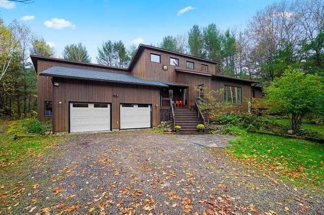 1033 Langford Rd, House detached with 2 bedrooms, 3 bathrooms and 6 parking in Lake of Bays ON | Image 1