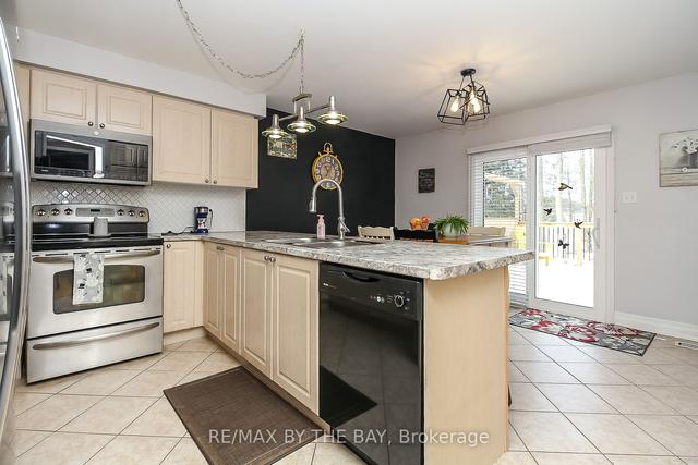 48 Regina Blvd, House detached with 2 bedrooms, 4 bathrooms and 6 parking in Wasaga Beach ON | Image 7