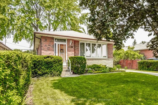65 Summerfield Cres, House detached with 3 bedrooms, 2 bathrooms and 3 parking in Toronto ON | Image 1