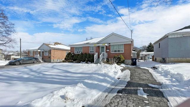 61 Lockerbie Ave, House detached with 3 bedrooms, 2 bathrooms and 3 parking in Toronto ON | Image 12