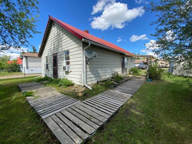 10110 102 Avenue, House detached with 2 bedrooms, 1 bathrooms and 4 parking in Hythe AB | Image 2