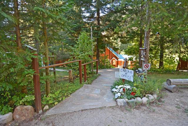 5730 Cedar Creek Road, House detached with 3 bedrooms, 3 bathrooms and null parking in Central Kootenay H BC | Image 23