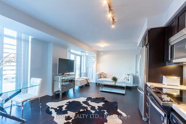 1106 - 525 Adelaide St W, Condo with 3 bedrooms, 2 bathrooms and 1 parking in Toronto ON | Image 13