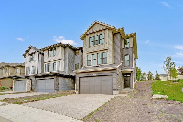 25 Shawnee Green Sw, House detached with 3 bedrooms, 2 bathrooms and 4 parking in Calgary AB | Image 2