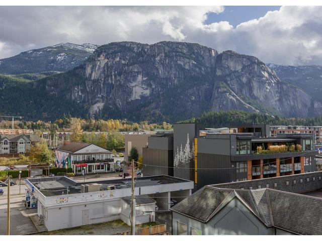 401 - 1365 Pemberton Avenue, Condo with 3 bedrooms, 2 bathrooms and 1 parking in Squamish BC | Image 1