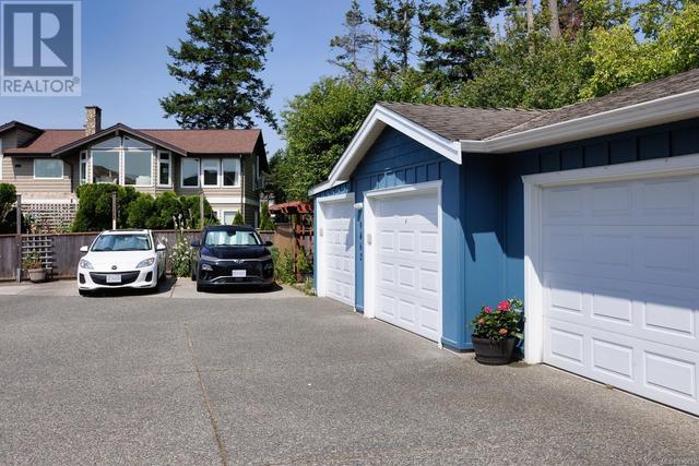 9462 Lochside Dr, House detached with 3 bedrooms, 3 bathrooms and 3 parking in Sidney BC | Image 25