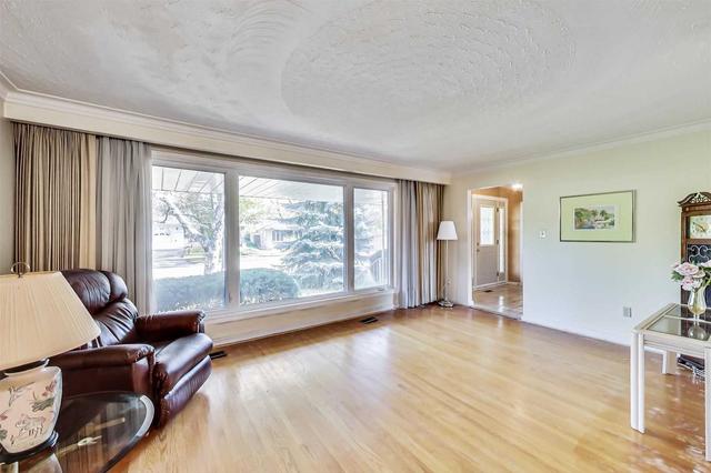 80 Decarie Circ, House detached with 3 bedrooms, 2 bathrooms and 4 parking in Toronto ON | Image 15