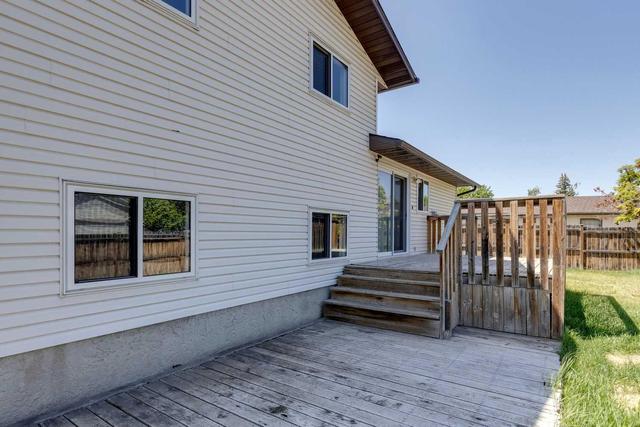 132 Woodford Drive Sw, House detached with 4 bedrooms, 2 bathrooms and 2 parking in Calgary AB | Image 37