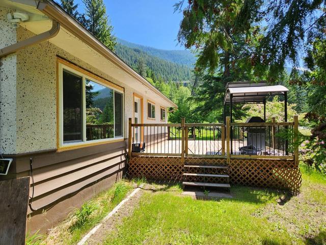2466 Cunningham Road, House detached with 3 bedrooms, 2 bathrooms and null parking in Central Kootenay H BC | Image 2