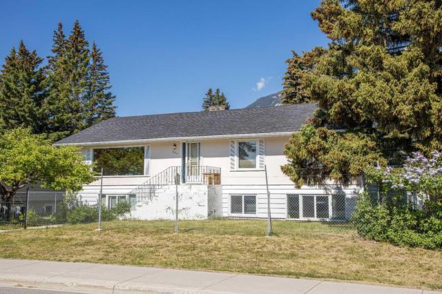 329 Big Horn Street, House detached with 5 bedrooms, 3 bathrooms and 6 parking in Banff AB | Image 2