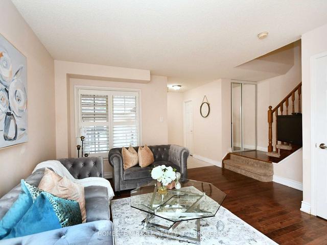 32 Summerdale Cres, House semidetached with 3 bedrooms, 3 bathrooms and 3 parking in Brampton ON | Image 2