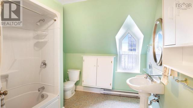 419 Main Street, House detached with 5 bedrooms, 3 bathrooms and null parking in Queens NS | Image 37