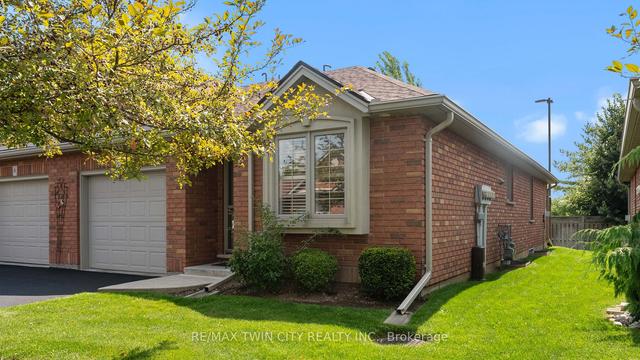 5 - 35 Cobden Crt, Townhouse with 2 bedrooms, 1 bathrooms and 2 parking in Brantford ON | Image 1