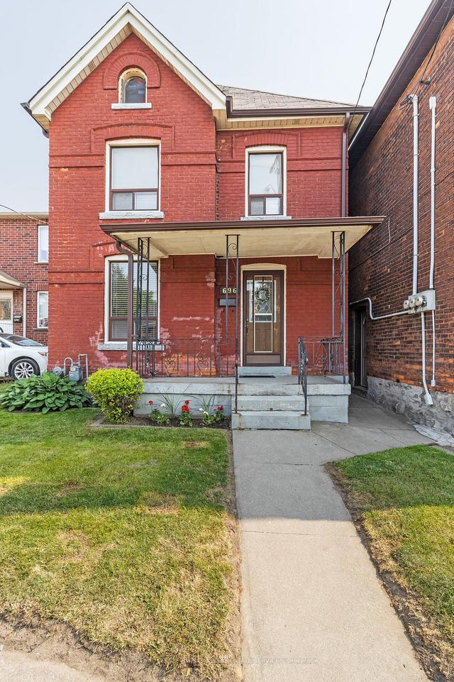 696 Wilson St, House detached with 3 bedrooms, 2 bathrooms and 0 parking in Hamilton ON | Image 1