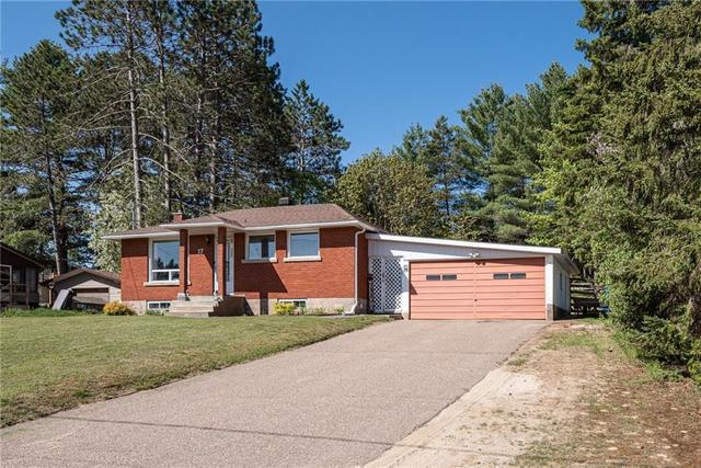 17 Peter Street, House detached with 2 bedrooms, 2 bathrooms and 4 parking in Laurentian Hills ON | Image 1