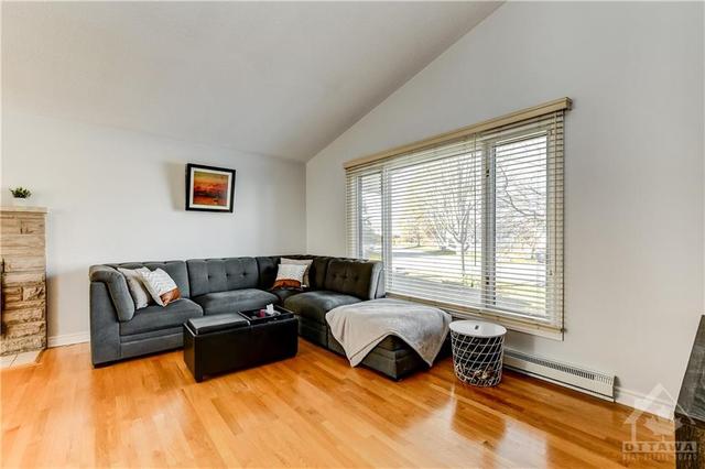 214 Fraser Park, House detached with 4 bedrooms, 2 bathrooms and 5 parking in Ottawa ON | Image 3