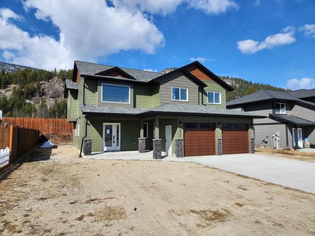 4200 16th Avenue, House detached with 5 bedrooms, 3 bathrooms and null parking in Castlegar BC | Image 1