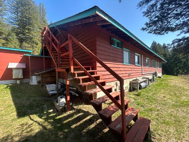 2276 Highway 6, House detached with 2 bedrooms, 3 bathrooms and null parking in Central Kootenay H BC | Image 32