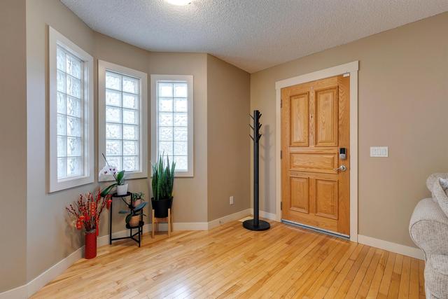 8924 Wentworth Avenue Sw, House detached with 4 bedrooms, 2 bathrooms and 2 parking in Calgary AB | Image 6