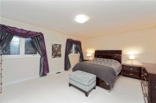 21 Military Crt, House detached with 4 bedrooms, 5 bathrooms and 4 parking in Richmond Hill ON | Image 3