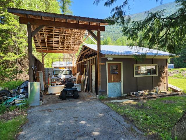 2466 Cunningham Road, House detached with 3 bedrooms, 2 bathrooms and null parking in Central Kootenay H BC | Image 6
