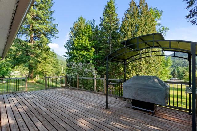 2466 Cunningham Road, House detached with 3 bedrooms, 2 bathrooms and null parking in Central Kootenay H BC | Image 32
