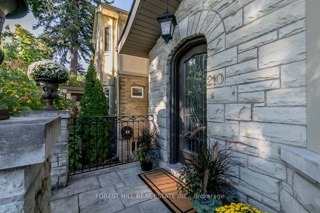 210 Bessborough Dr, House detached with 4 bedrooms, 4 bathrooms and 3 parking in Toronto ON | Image 12