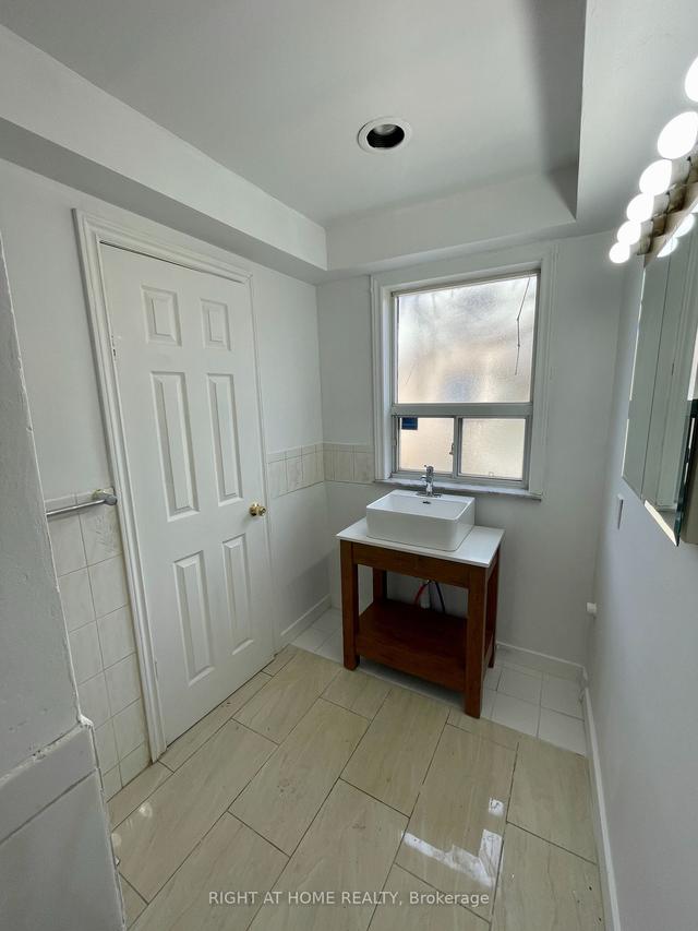 693 Ossington Ave, House detached with 3 bedrooms, 2 bathrooms and 0 parking in Toronto ON | Image 4