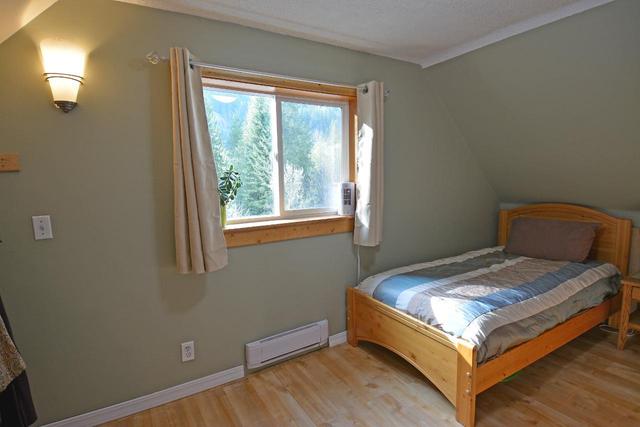 5730 Cedar Creek Road, House detached with 3 bedrooms, 3 bathrooms and null parking in Central Kootenay H BC | Image 42