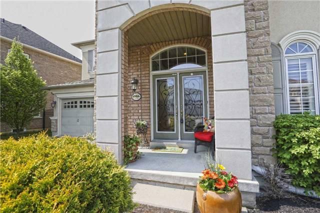 8 Lonetree Crt, House detached with 4 bedrooms, 4 bathrooms and 6 parking in Brampton ON | Image 2