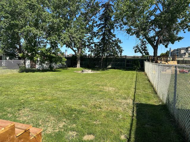 10126 115 Avenue, House detached with 3 bedrooms, 2 bathrooms and 4 parking in Grande Prairie AB | Image 2