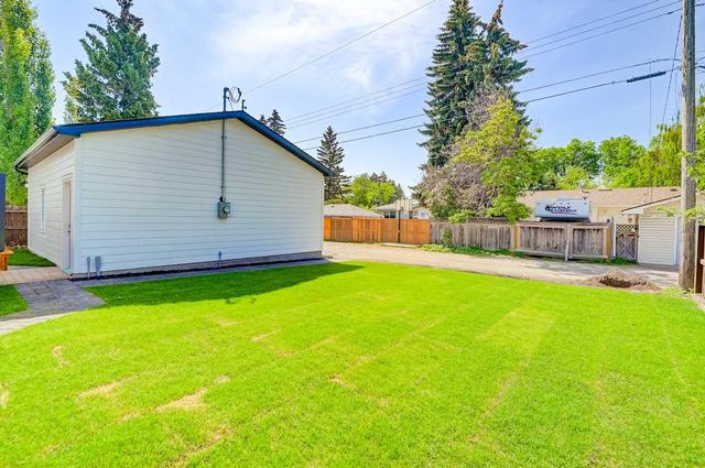 23 Hallbrook Drive Sw, House detached with 4 bedrooms, 3 bathrooms and 6 parking in Calgary AB | Image 43