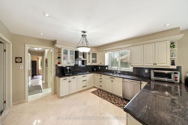 591 Dundas St E, House detached with 5 bedrooms, 3 bathrooms and 30 parking in Hamilton ON | Image 3