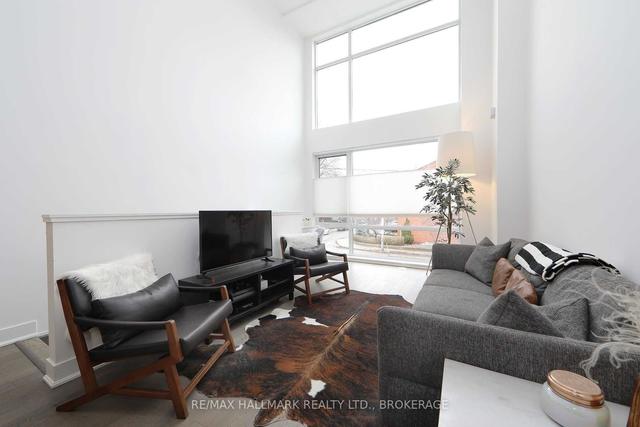 985 Dundas St E, House attached with 2 bedrooms, 3 bathrooms and 1 parking in Toronto ON | Image 8