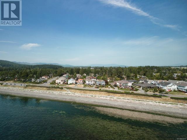 9462 Lochside Dr, House detached with 3 bedrooms, 3 bathrooms and 3 parking in Sidney BC | Image 2