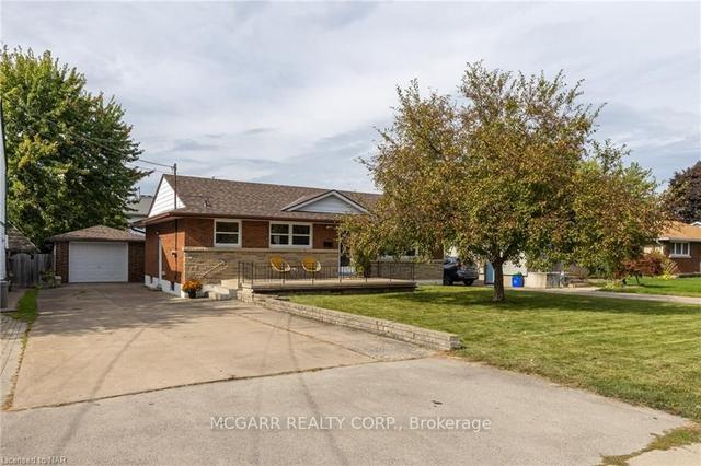 296 Pelham Rd, House detached with 3 bedrooms, 2 bathrooms and 7.5 parking in St. Catharines ON | Image 1