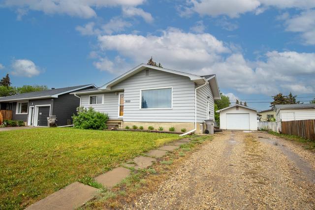 8609 100 Street, House detached with 3 bedrooms, 2 bathrooms and 4 parking in Grande Prairie AB | Image 1