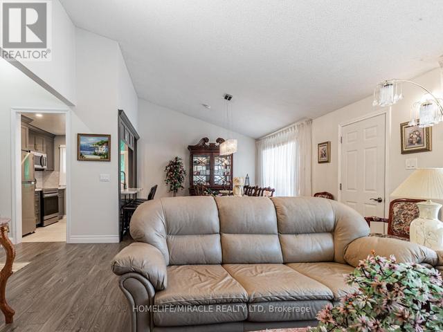 5 Benhur Cres, House detached with 3 bedrooms, 2 bathrooms and 3 parking in Toronto ON | Image 5