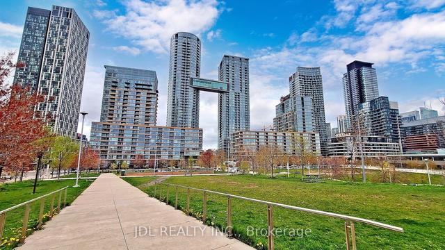 1806 - 21 Iceboat Terr, Condo with 2 bedrooms, 2 bathrooms and 1 parking in Toronto ON | Image 1