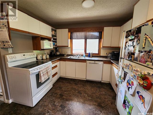 104 1st Avenue N, House detached with 4 bedrooms, 2 bathrooms and null parking in Glenavon SK | Image 11