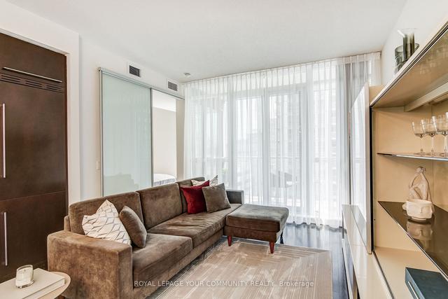 1006 - 770 Bay St, Condo with 2 bedrooms, 2 bathrooms and 1 parking in Toronto ON | Image 8