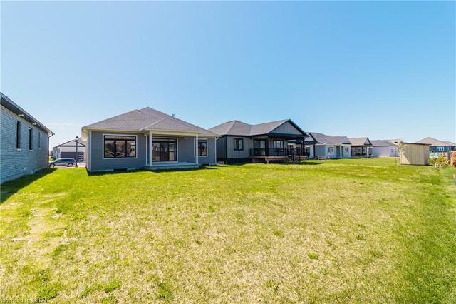 36 Brooklawn Drive, House detached with 2 bedrooms, 3 bathrooms and null parking in Lambton Shores ON | Image 37