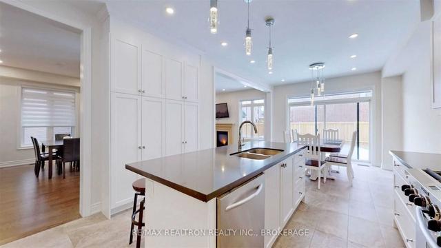 127 Rotondo Cres, House detached with 4 bedrooms, 3 bathrooms and 4 parking in Vaughan ON | Image 5